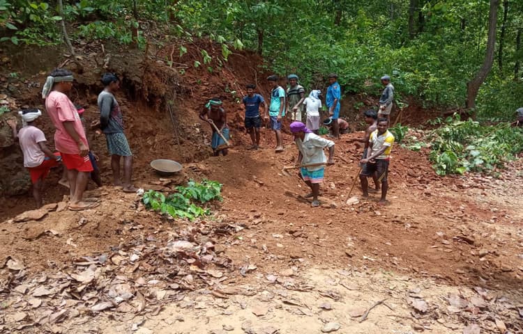 चांडिल के नक्सल प्रभावित तानीसोया गांव के ग्रामीणों ने श्रमदान से एक साल में कैसे बनायी सड़क, जानें