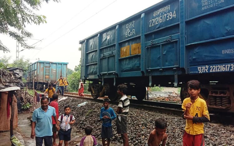 Indian Railways News: बोकारो के चंद्रपुरा स्टेशन के पास दो हिस्से में बंटे मालगाड़ी के डिब्बे, देखें Pics