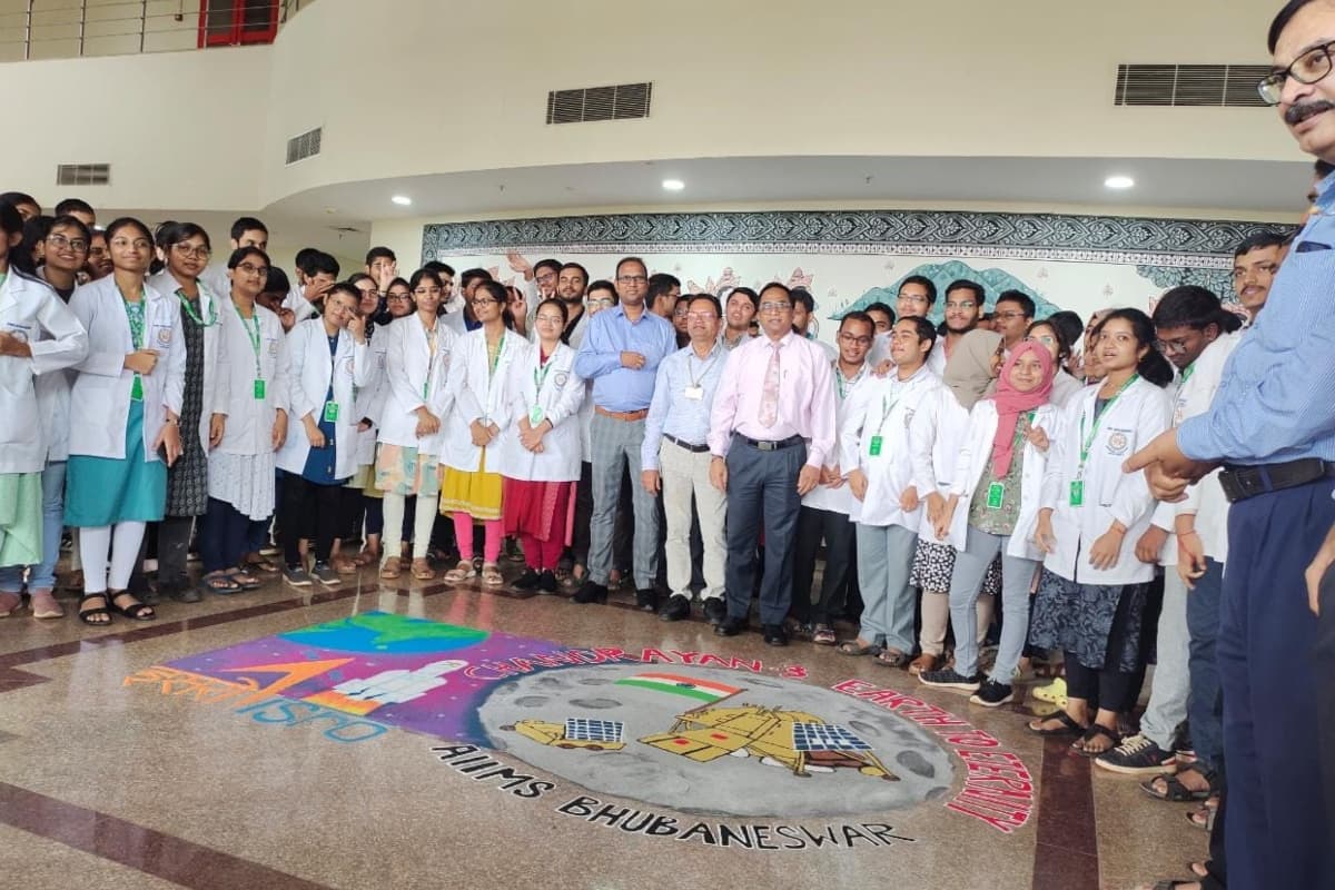 PHOTOS: भुवनेश्वर एम्स में धूमधाम से मना चंद्रयान महोत्सव, देखते ही बन रही थी रंगोली की खूबसूरती