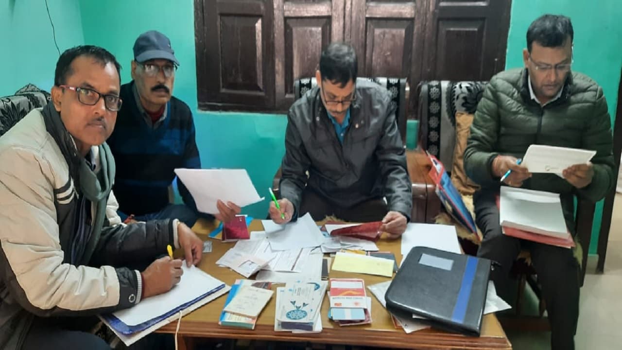 Bihar News: छपरा जेल अधीक्षक के आवास पर छापेमारी, 28 लाख के जेवरात समेत करोड़ों की संपत्ति बरामद Bihar News: छपरा जेल अधीक्षक के आवास पर छापेमारी, 28 लाख के जेवरात समेत करोड़ों की संपत्ति बरामद