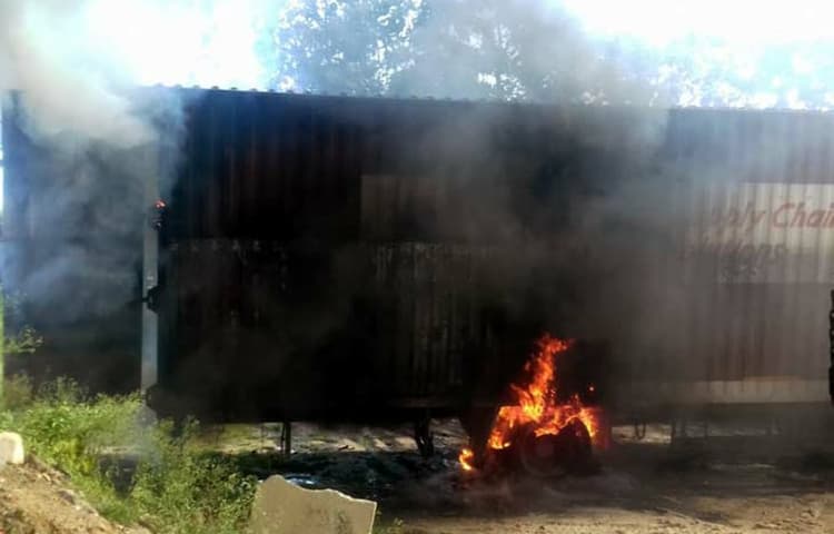 Jharkhand News: ड्राइवर के गेट खोलते ही बाइक लदे कंटेनर में लगी आग, करंट लगने से चालक की मौत