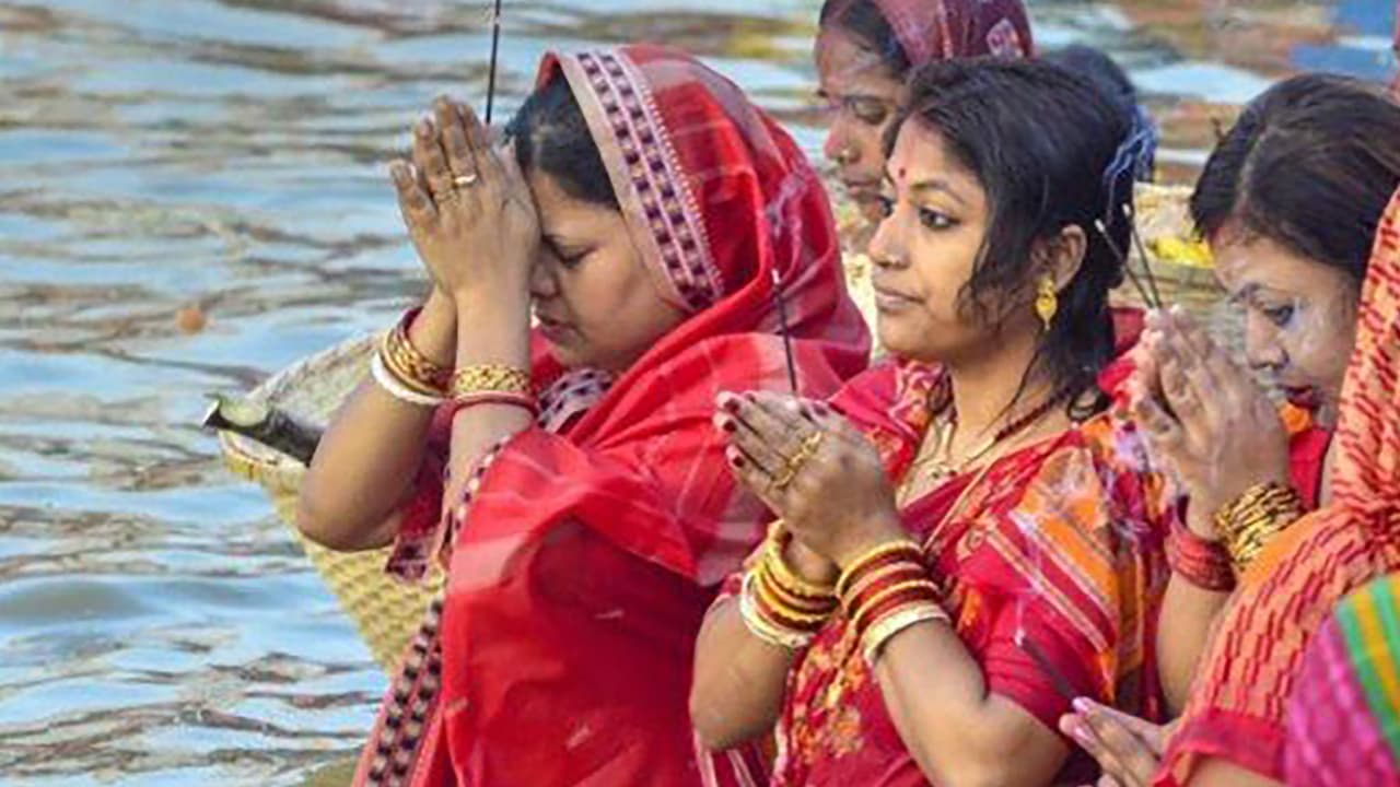Sun Bath Benefits, Chhath Puja 2020: सूर्य स्नान इम्युन सिस्टम से लेकर त्वचा रोग, कैंसर समेत कई घातक बीमारियों में लाभदायक