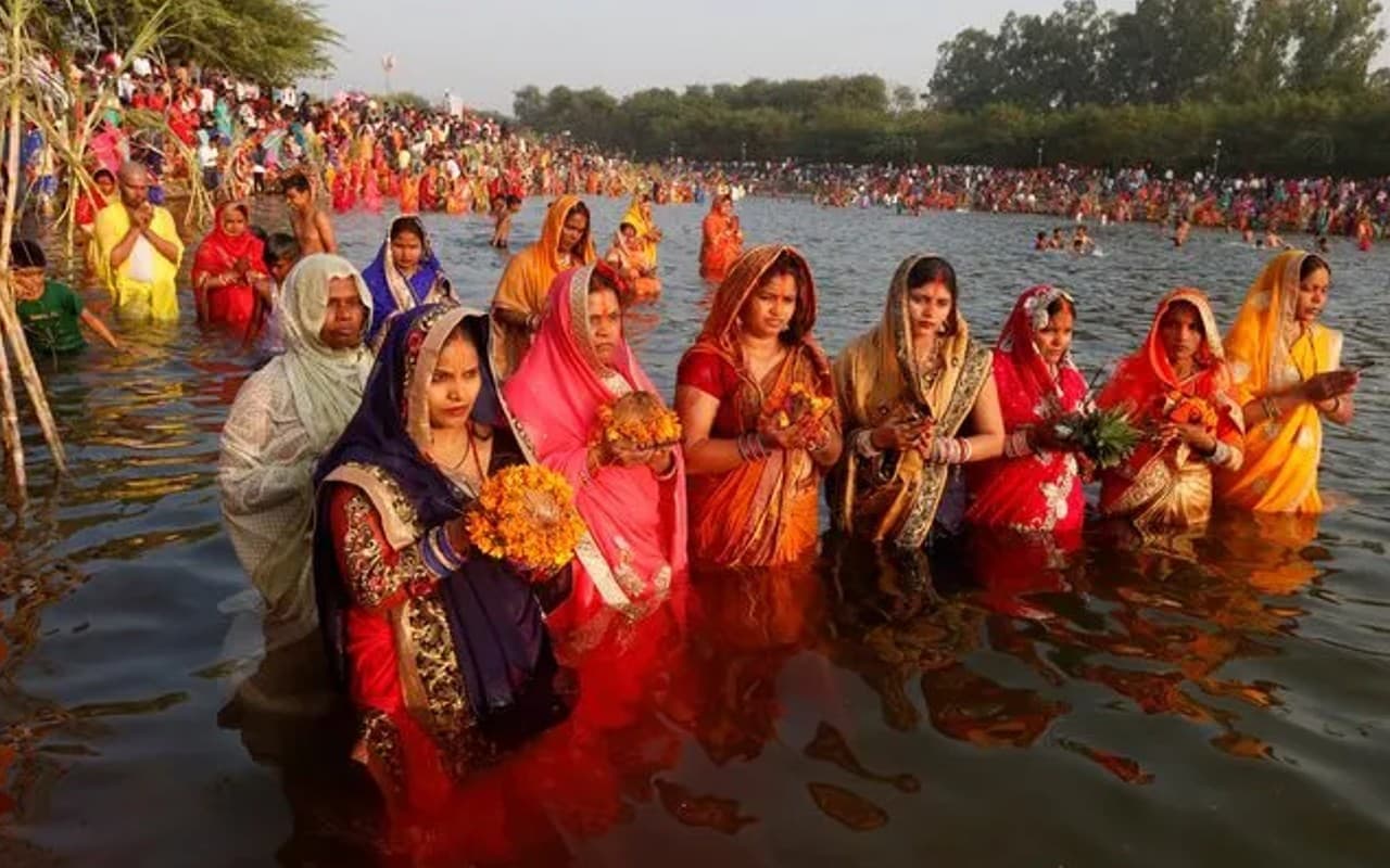 Chhath Puja Aarti: рдЫрда рдкреВрдЬрд╛ рдкрд░ рд╕реВрд░реНрдпрджреЗрд╡ рдХреЛ рдЕрд░реНрдШреНрдп рджреЗрддреЗ рд╕рдордп рдХрд░реЗрдВ рдпреЗ рдЖрд░рддреА, реР рдЬрдп рд╕реВрд░реНрдп рднрдЧрд╡рд╛рдитАж