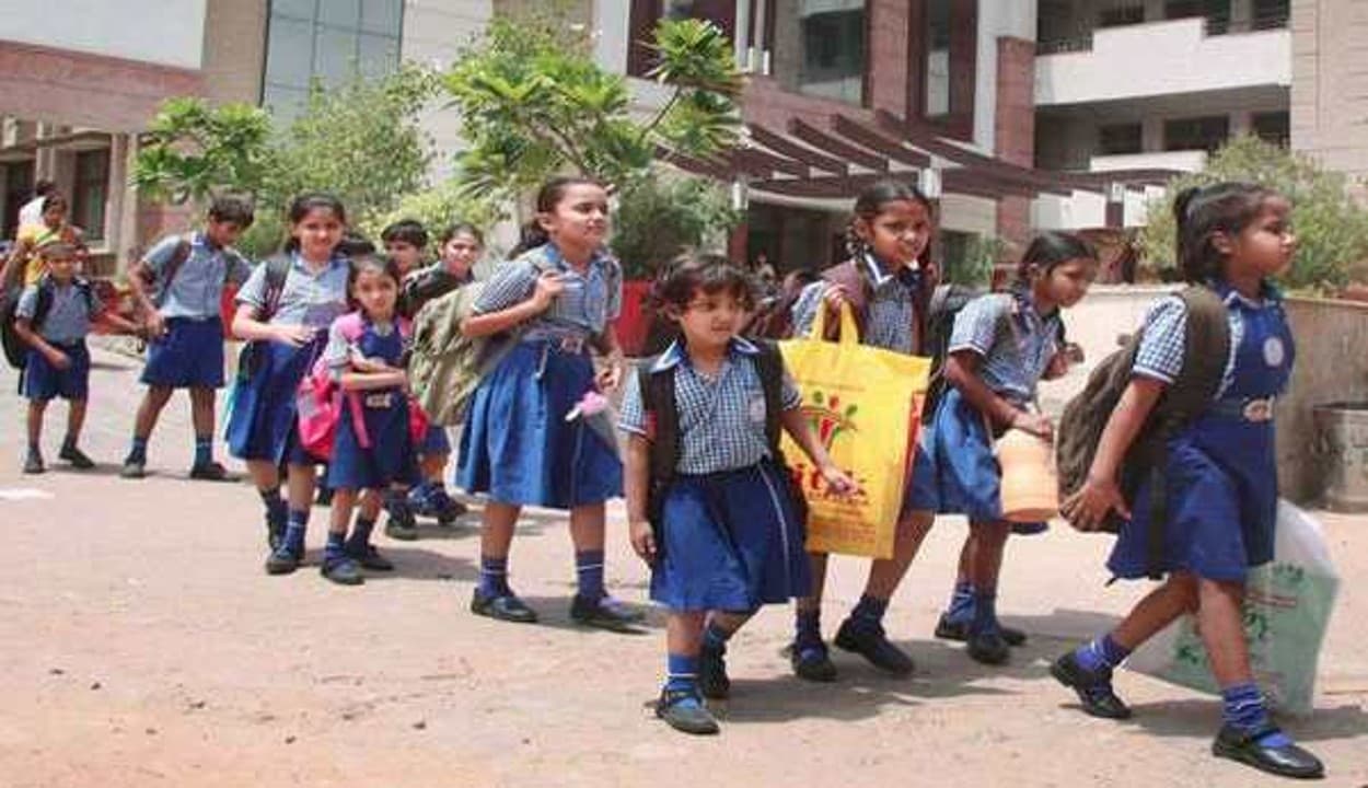 कर्नाटक में हिजाब के बाद बाइबिल विवाद से मचा बवाल, स्कूल के फरमान से सियासत हुई तेज कर्नाटक में हिजाब के बाद बाइबिल विवाद से मचा बवाल, स्कूल के फरमान से सियासत हुई तेज