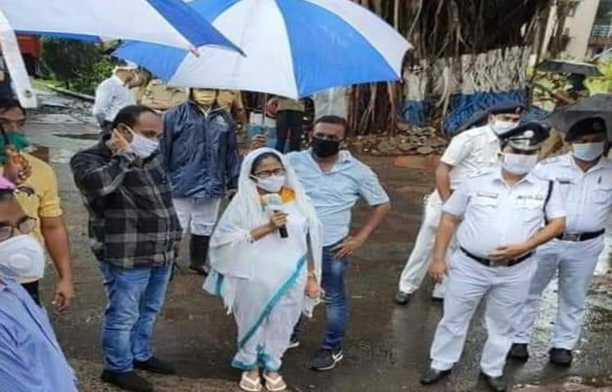 मुख्यमंत्री ममता बनर्जी के सामने पुलिसकर्मियों का प्रदर्शन, भाजपा ने किया कटाक्ष