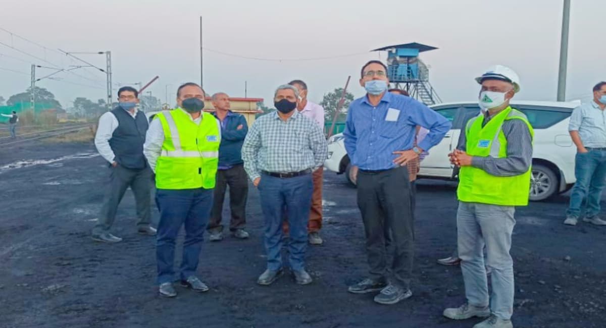 कोयला मंत्रालय के डायरेक्टर का पकरी बरवाडीह कोल परियोजना दौरा, बोले- भविष्य के लिए पर्यावरण को बचाना जरूरी