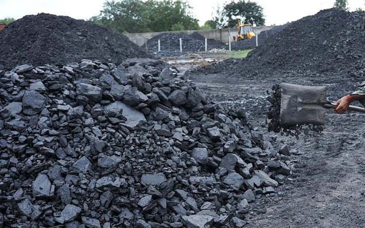 धनबाद : मुहाना भरने के कुछ घंटे बाद ही एएमपी कोलियरी में फिर कोयला चोरी शुरू, मजदूरों से कराया जा रहा अवैध खनन