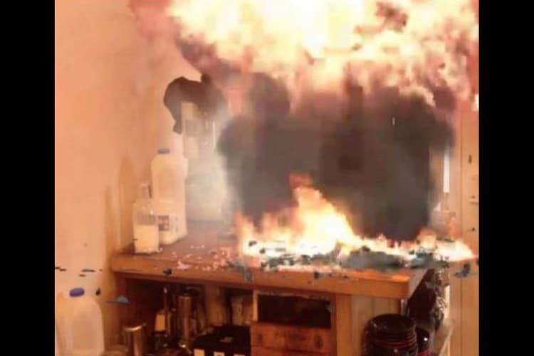 Coffee Machine Blast: रामगढ़ में कॉफी मशीन में ब्लास्ट, एक की मौत, चार घायल, धमाके में उड़ गयी छत