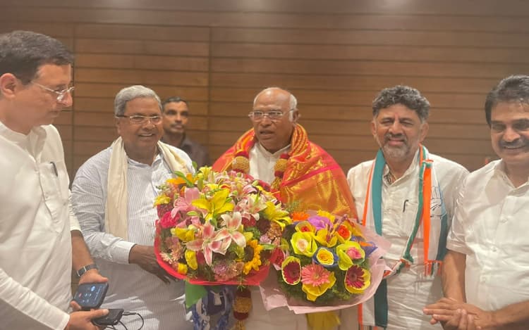 कांग्रेस को 34 साल बाद कर्नाटक में मिली सबसे बड़ी जीत, 42% वोट के साथ बनी सबसे बड़ी पार्टी