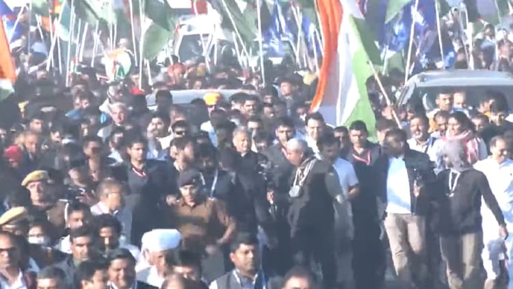 कांग्रेस की भारत जोड़ो यात्रा में शामिल युवकों ने हमारा सीएम कैसा हो? सचिन पायलट जैसा हो के नारे लगाए