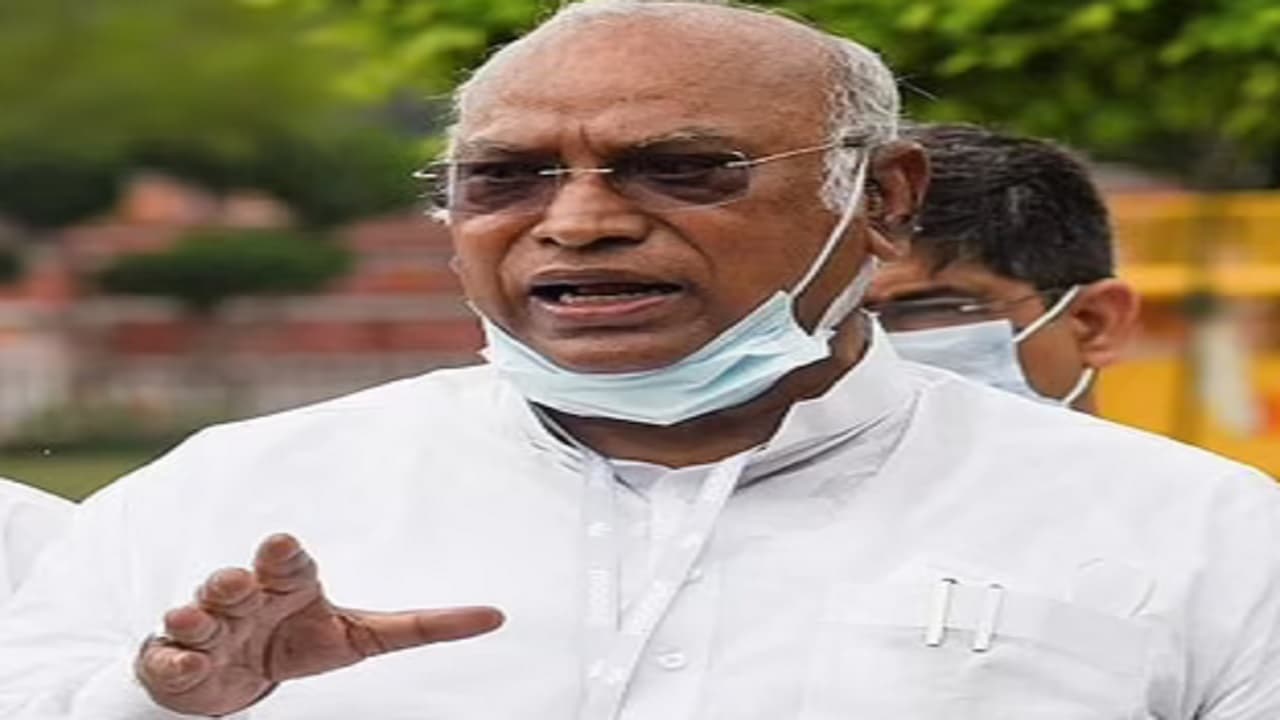 Monsoon Session 2021: मल्लिकार्जुन खड़गे ने बुलाई विपक्षी दलों की बैठक, महंगाई समेत इन मुद्दों पर होगी चर्चा