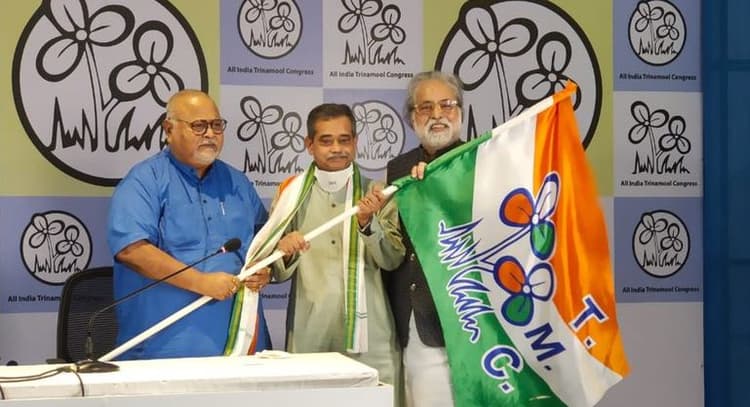 प्रणब मुखर्जी के बेटे अभिजीत मुखर्जी कांग्रेस छोड़ तृणमूल कांग्रेस में शामिल हुए