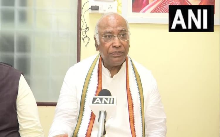 मल्लिकार्जुन खड़गे बने कांग्रेस के नए अध्यक्ष, शशि थरूर ने दी बधाई, राहुल-प्रियंका को भी दिया धन्यवाद