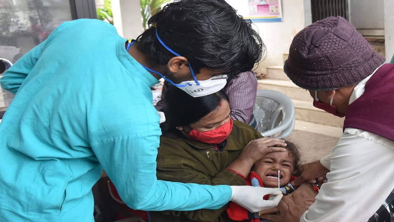 Bihar Corona News: बिहार में पिछले 24 घंटों के दौरान मिले कोरोना के 6413 नए मरीज, पटना में 2014 केस Bihar Corona News: बिहार में पिछले 24 घंटों के दौरान मिले कोरोना के 6413 नए मरीज, पटना में 2014 केस