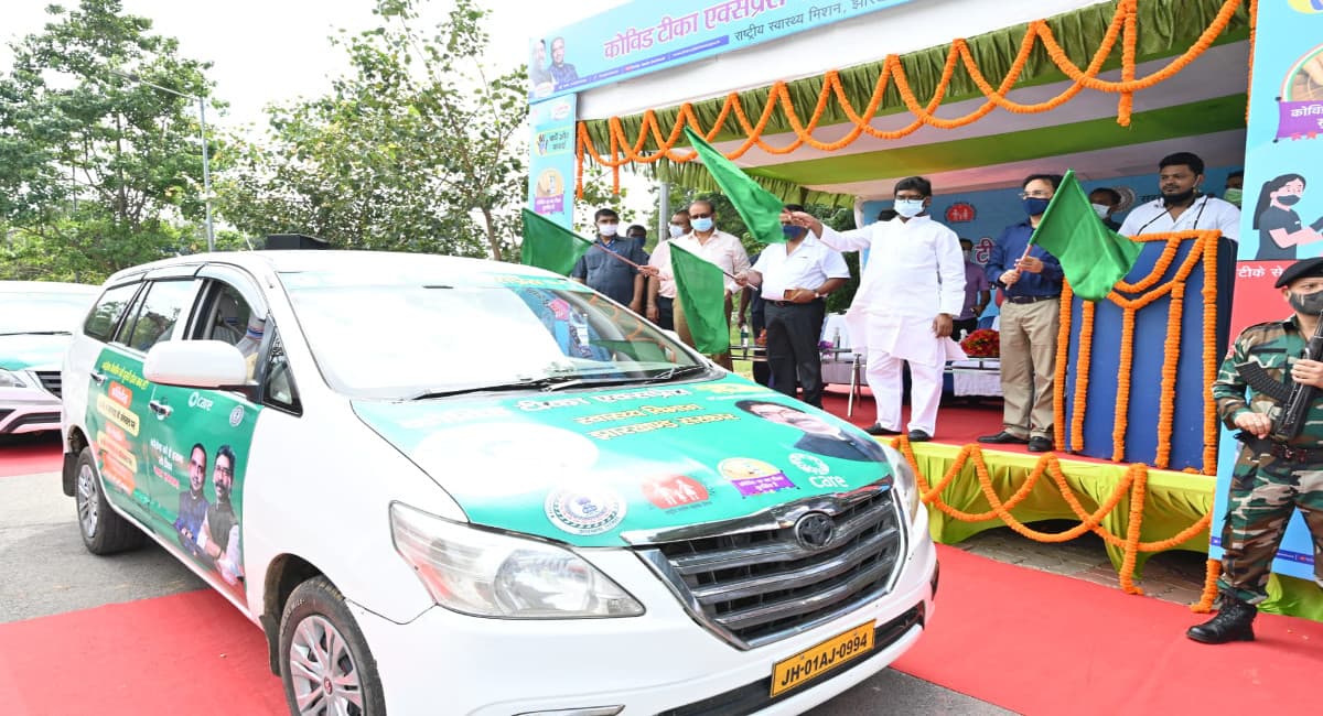 काेरोना वैक्सीन से छूटे लोगों तक पहुंचेगा टीका एक्सप्रेस, CM हेमंत ने 60 मोबाइल वैक्सीनेशन वैन को किया रवाना