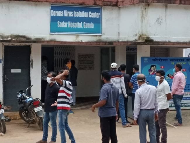 फर्श पर सोते हैं कोरोना संक्रमित मरीज