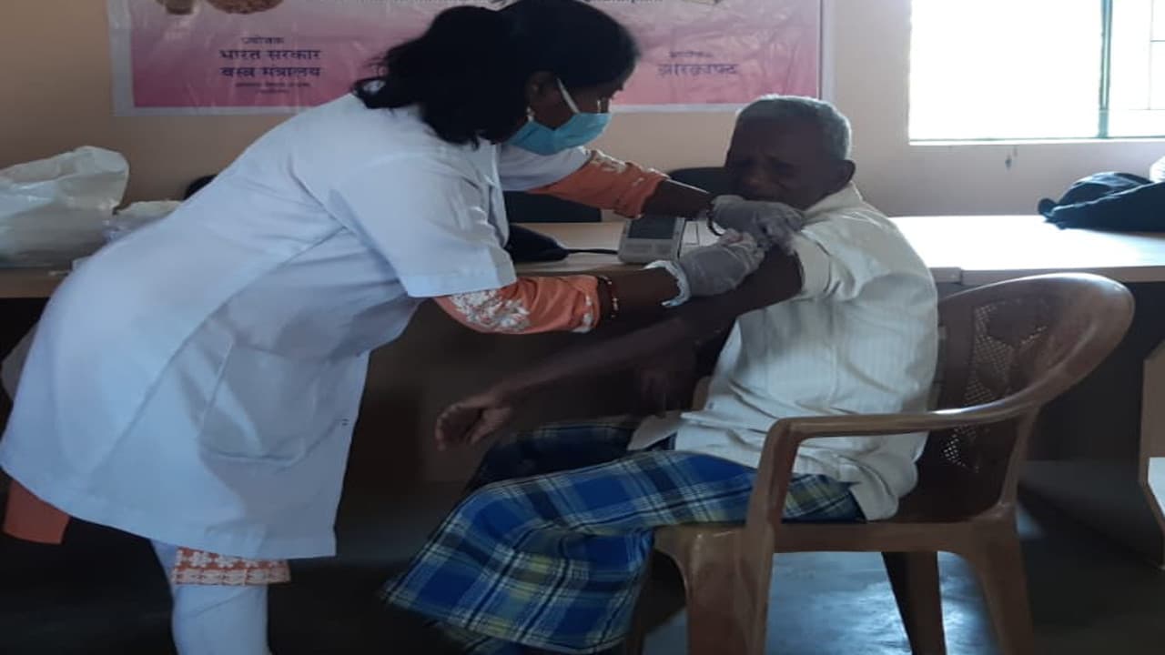 Corona Vaccination Update News : कोरोना वैक्सीन की कमी के बीच राहत की खबर, झारखंड को मिला 58 हजार से अधिक का डोज, गुरुवार को फिर शुरू होगा टीकाकरण