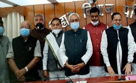 विधान परिषद के नवनिर्वाचित सदस्यों ने ली शपथ, मुख्यमंत्री रहे मौजूद