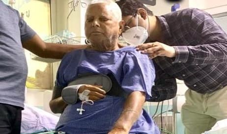 लालू प्रसाद की सेहत में पहले से है सुधार, उठकर बैठे, खायी खिचड़ी, मीसा ने शेयर की तस्वीर