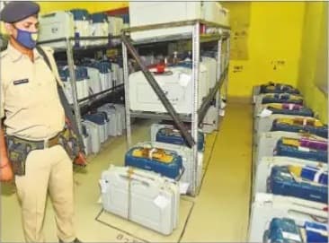 Bihar Election : स्ट्रांग रूम के बाहर हर दल कर रहे पहरेदारी, जानें 60 घंटों के लिए दलों ने क्या बनायी रणनीति