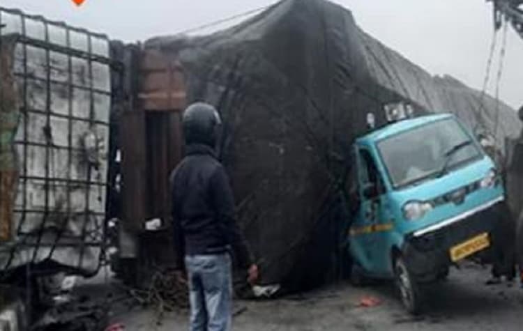 स्कूल खुलते ही गोपालगंज में सड़क हादसा, बच्चों से भरे पिकअप वैन से टकराई चार गाडियां, एक की मौत