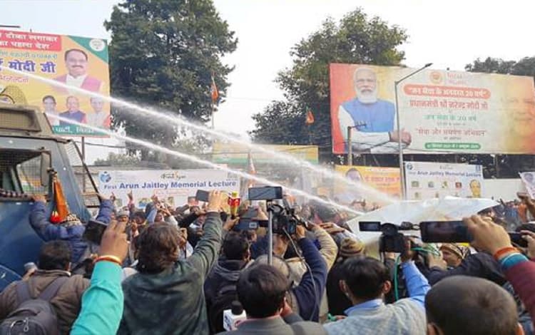 बिहार में वेतन मांग रहे वार्ड सचिवों पर बरसी पुलिस की लाठी, भाजपा कार्यालय का करने आये थे घेराव