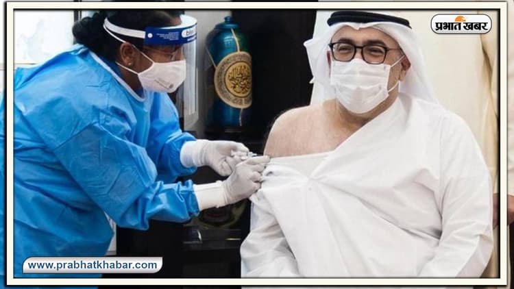 UAE में Corona Vaccine के तीसरे फेज का ह्यूमन ट्रायल शुरू, स्वास्थ्य मंत्री ने ली वैक्सीन की पहली खुराक