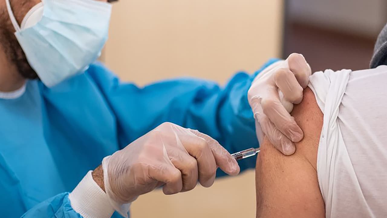 Corona Vaccine लगने के बाद हो सकता है बुखार, माइग्रेन, पेट दर्द समेत अन्य साइड इफेक्ट्स, वैज्ञानिकों ने चेताया