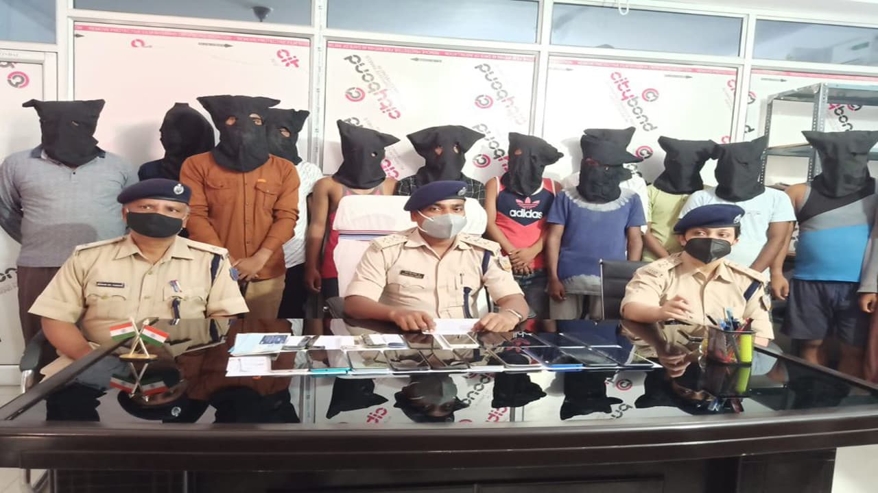 कैशबैक का लालच देकर साइबर क्रिमिनल कर रहे ठगी, देवघर की साइबर पुलिस ने 15 आरोपियों को किया गिरफ्तार