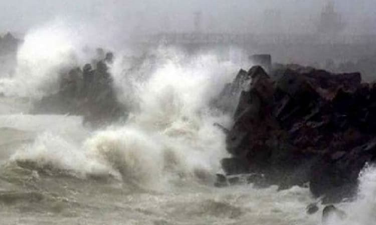 Cyclone Nisarga : महाराष्ट्र में तबाही मचाने के बाद ‘निसर्ग' बढ़ रहा है मध्य प्रदेश, लोगों से घर में रहने की अपील
