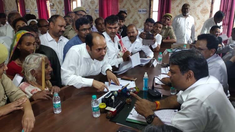 90 साल की बुजुर्ग महिला ने मांगी दो वक्त की 'रोटी', लखनऊ के डीएम ने भिजवा दिया सालभर का राशन