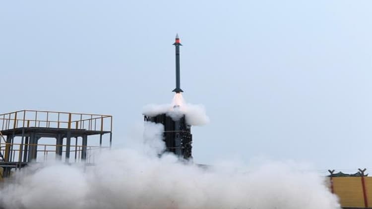 MRSAM Missile: सतह से हवा में मार करने वाली मध्यम दूरी की मिसाइल का सफल परीक्षण, DRDO ने दी जानकारी