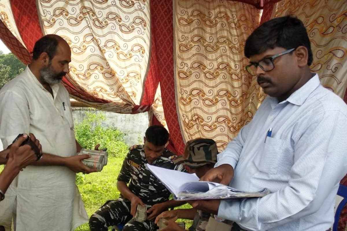 डुमरी उपचुनाव: गाड़ी से 10 लाख कैश बरामद, पूछताछ कर रहे अधिकारी, वाहन चेकिंग के दौरान मिली बड़ी सफलता
