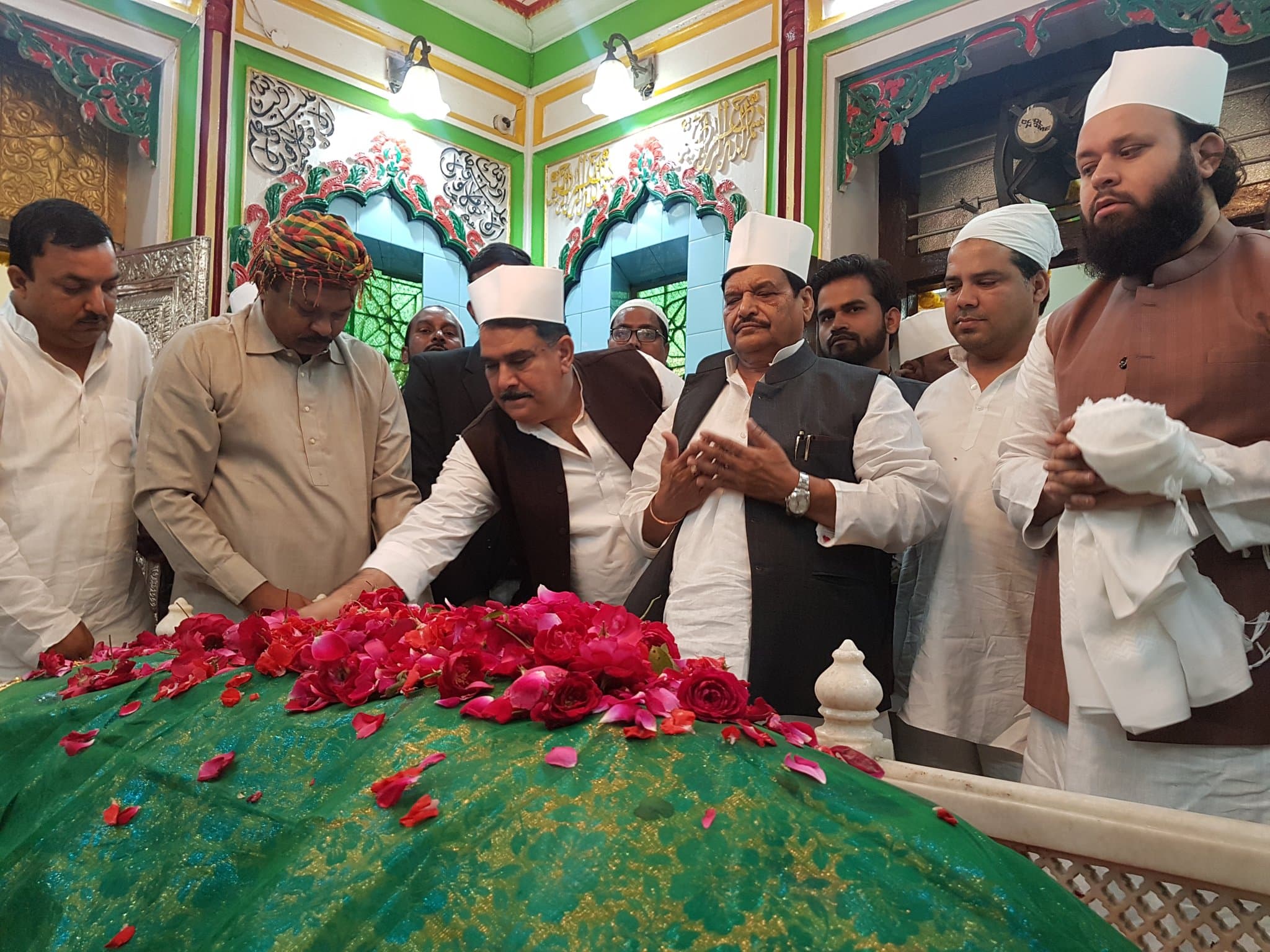 Bareilly : दादा मियां के उर्स में जुटीं सियासी हस्तियां, आईएमसी प्रमुख मौलाना तौकीर रजा की मुलाकात से उठे सवाल