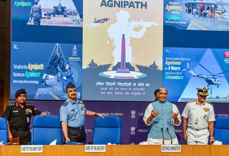 Agnipath Scheme: 4 साल के लिए सेना में भर्ती होंगे ‘अग्निवीर', आकर्षक वेतन और भत्ता, देखें खास बातें