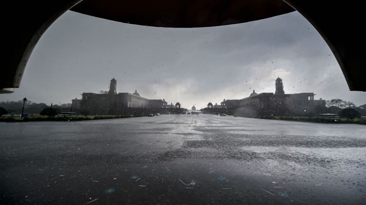 Weather update today : दिल्ली में भारी बारिश के साथ ओले पड़े, हिमाचल में बर्फबारी और भूस्खलन से जनजीवन अस्त-व्यस्त