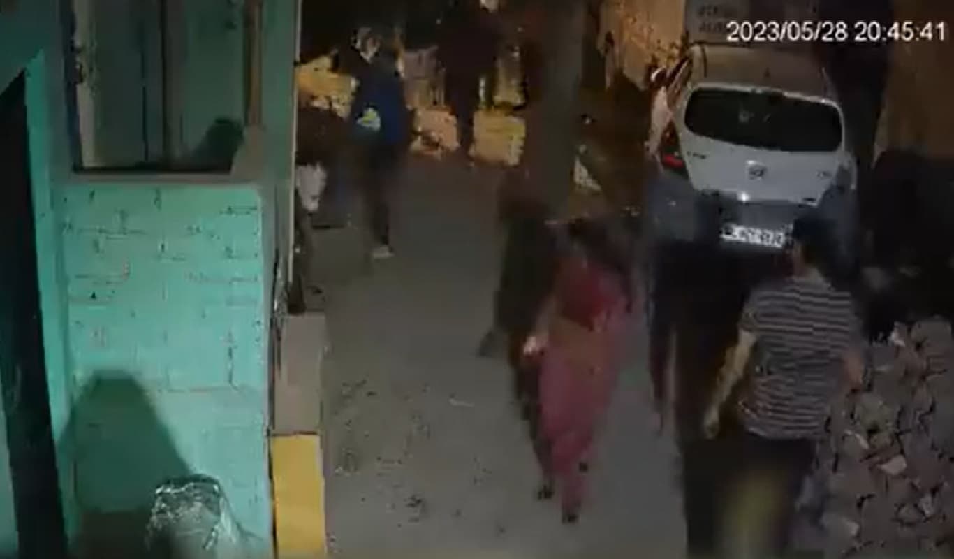 दिल्ली में नाबालिग की बेरहमी से हत्या, आरोपी ने चाकू से किये 40 वार, फिर पत्थर से कुचला