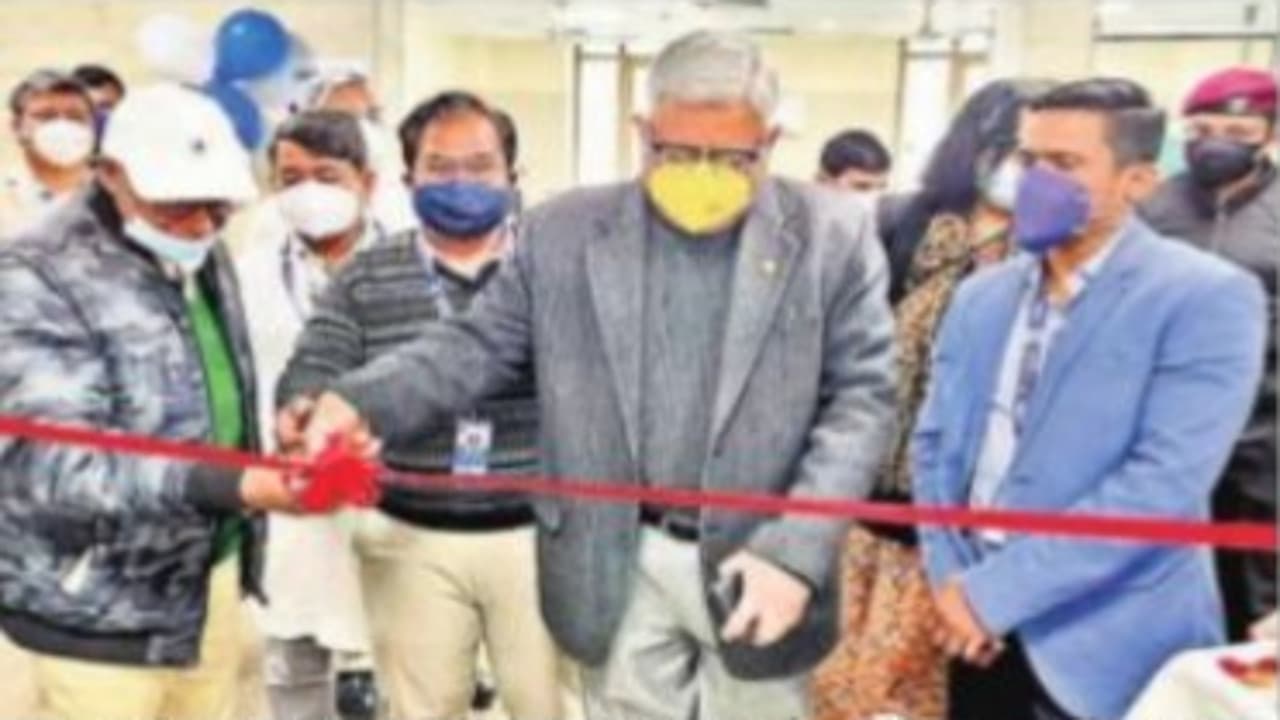 Corona Vaccination Update News: देवघर AIIMS में शुरू हुआ वैक्सीनेशन सेंटर, अब लोगों को मिलेगी सुविधा Corona Vaccination Update News: देवघर AIIMS में शुरू हुआ वैक्सीनेशन सेंटर, अब लोगों को मिलेगी सुविधा