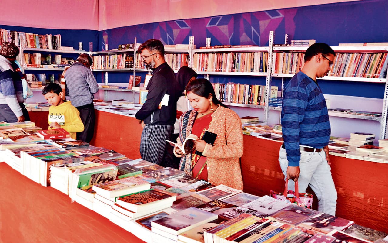 देवघर पुस्तक मेला 2023: आजादी के संघर्ष और भारत के आर्थिक व सामाजिक मुद्दों को खूब पसंद कर रहे पुस्तक प्रेमी
