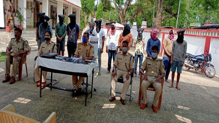 देवघर में 12 साइबर क्रिमिनल गिरफ्तार, बैंक अधिकारी बन कर व अन्य तरीके से लोगों से करते हैं ठगी, 3 बाइक समेत कई सामान बरामद