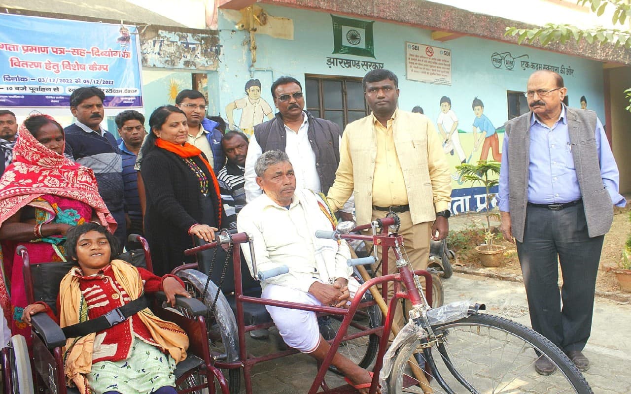 देवघर डीसी ने शुरू किया कैंप, 184 दिव्यांगों को मिला प्रमाण पत्र, ट्राईसाइकिल भी बांटी गयी