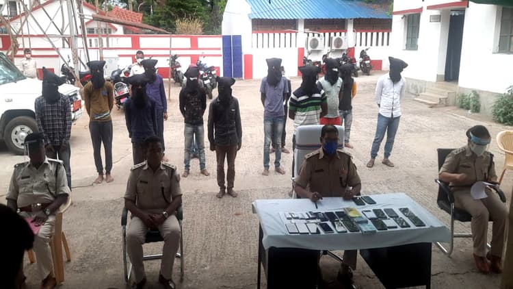 देवघर में 14 साइबर क्रिमिनल गिरफ्तार, अलग- अलग तरीके से करते थे ठगी, पूछताछ में पुलिस को मिली कई अहम जानकारी