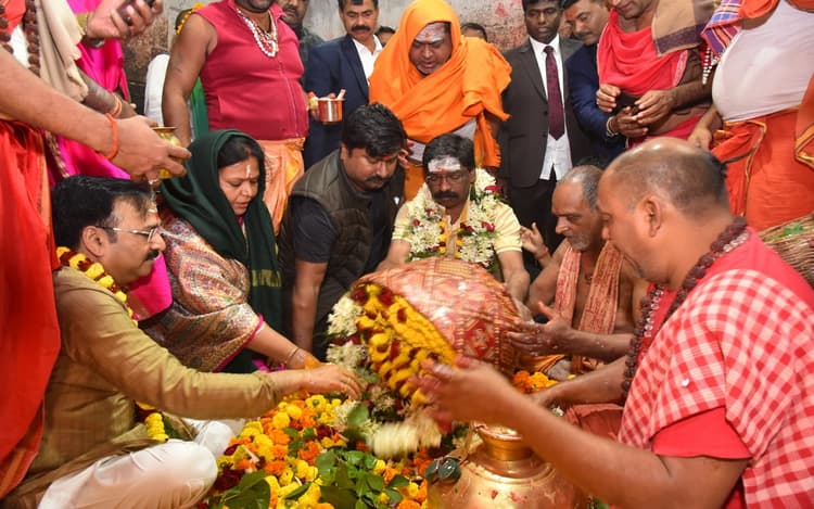 झारखंड के सीएम हेमंत सोरेन की देवघर में खतियानी जोहार यात्रा, बाबा मंदिर में की पूजा-अर्चना