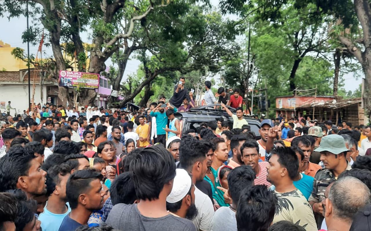 झारखंड : देवघर-दुमका मुख्य पथ पर स्कॉर्पियो से कुचल कर बाइक सवार दो युवकों की मौत, घंटों मचा बवाल