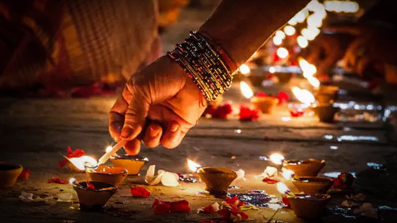 Dev Deepawali 2020: कार्तिक पूर्णिमा के दिन मंदिरों में कब होगा दीपदान, क्या है इससे जुड़ी मान्यताएं, शुभ मुहूर्त और पूजा विधि