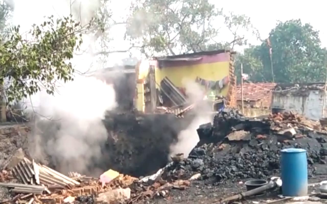 PHOTOS: धनबाद के जोगता में जमींदाेज हुए पिता-पुत्र को तीन युवाओं ने बचाया, गैस रिसाव से हो रही परेशानी PHOTOS: धनबाद के जोगता में जमींदाेज हुए पिता-पुत्र को तीन युवाओं ने बचाया, गैस रिसाव से हो रही परेशानी