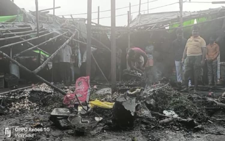 धनबाद के कुमारधुबी सब्जी मंडी में लगी आग, 12 से अधिक दुकान जल कर राख