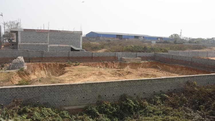 Jharkhand News : धनबाद में सरकारी जमीन के निजी होने का दावा निकला फर्जी, 21 एकड़ जमीन की कई बार हुई खरीद- बिक्री