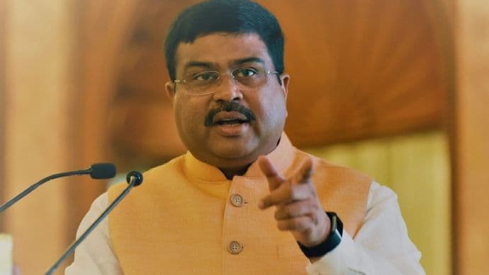 UP Election 2022: धर्मेंद्र प्रधान तीन दिवसीय दौरे पर पहुंचे लखनऊ, सीएम योगी समेत बीजेपी नेताओं के साथ की बैठक