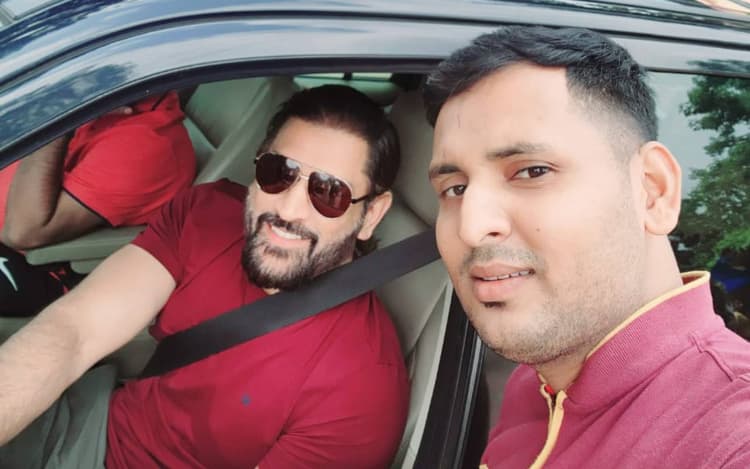 झारखंड के गांवों में घूमते नजर आए एमएस धोनी, सेल्फी के लिए लगी होड़, देखें वीडियो